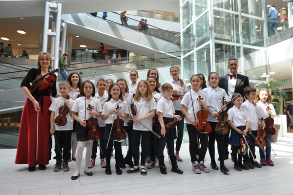 La concertista che insegna violino ai bambini